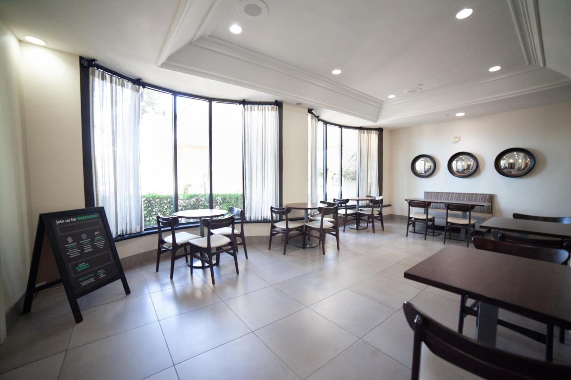 Holiday Inn Irving Las Colinas By Ihg Exterior photo